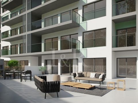 2 bedroom apartment with 82 sqm, located in the Cacilhas Bay development. This two-bedroom apartment has a large living room of 35 sqm, an open-plan kitchen and two bedrooms. One of the bedrooms, en suite, has a dressing room. There is another full b...