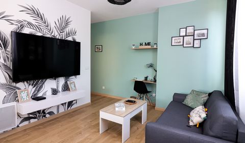 Lovely, very bright 75 square metre flat with all modern comforts. Located in a residential area you'll feel right at home in this very modern, comfortable ground-floor flat. The flat is tastefully decorated, so you'll find all the comforts you need ...