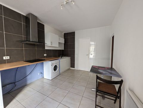 IDEAL INVESTORS - SEASONAL RENTAL Located near the Allés Paul Riquert in Béziers, come and discover this T3 apartment of about 38 m2 located on the ground floor of the building, composed as follows: Entrance on fitted and equipped kitchen (hob, hood,...