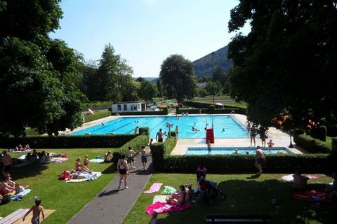 Beschauliches Ferienhaus, ideal geeignet für mehrere Familien, Freunden, 245qm. Ihnen steht ein großer Garten zur Verfügung. Wir bieten Ihnen 6 Schlafzimmer, 2 Badezimmer, 3 WC, WLAN und eine Terrasse sowie einen Balkon. Ruhige Lage am Ende einer Sac...