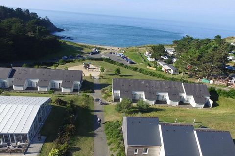 Entre Saint-Malo et Saint-Brieuc, dans la petite station balnéaire de Saint-Cast-le-Guildo, la résidence de vacances est implantée dans un parc de 4 hectares. Il comprend 63 unités résidentielles et offre un accès direct à la mer. Une piscine intérie...