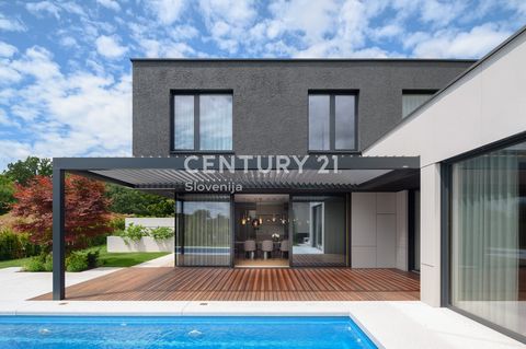 Cette superbe villa exclusive est située dans le nouveau quartier privé de la partie ouest de Ljubljana. Ljubljana se trouve à mi-chemin entre Vienne et Venise, au carrefour de différentes cultures, régions géographiques et développements historiques...