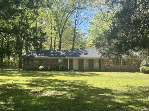 Home for sale in Bel-Aire estates, just minutes from Mississippi State University. This home offers 3 bedrooms, 1/5 bath, family room, living room, kitchen/dining room, and laundry room. This home just needs a little TLC. Sold in as-is condition.