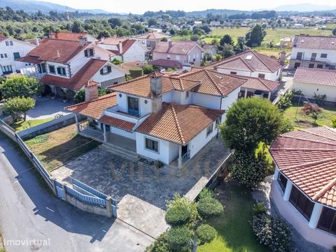 Family house 3km from Ponte de Lima. This charming villa offers 3 bedroom suites, equipped kitchens, living and dining areas, and an attic ready to become another suite. -In addition, it has an outdoor swimming pool, barbecue, large annex with games ...