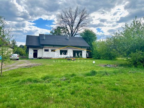 Komornica is a very peaceful and quiet town in the municipality of Wieliszew. This is where a beautiful and even plot of land with an area of over two and a half thousand square meters is located, on which there is a single-family house in a closed s...