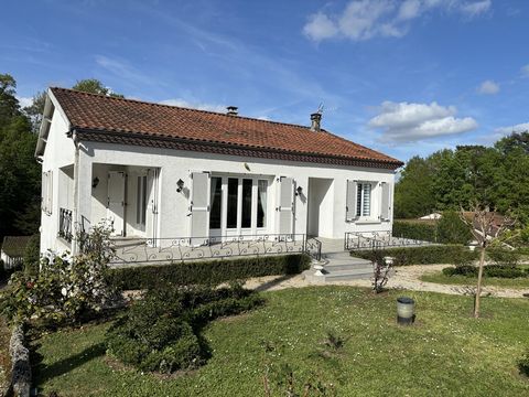 NETO-IMMO vous propose cette charmante maison des années 70 bien entretenue. Elles est située à seulement 4 minutes en voiture de la zone commerciale d'Auchan. La maison se compose d'une entrée avec placard, d'un séjour lumineux donnant sur une terra...