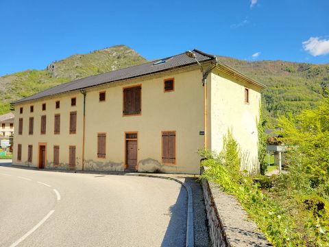 Vicdessos. Located in the magnificent Vicdessos valley close to the mountains and ski resorts, come and discover this magnificent bourgeois house of 600 m² in R+2 with very large basement and cellars. The whole house needs to be completely renovated ...