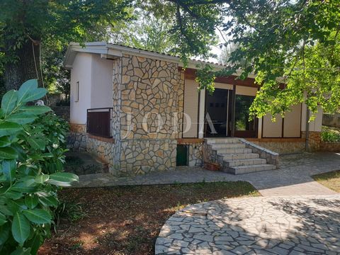 Location: Primorsko-goranska županija, Dobrinj, Šilo. A house with a large garden is for sale in Šilo on the island of Krk. The house of 90 m2 is located on a plot of land of 820 m2. It extends to the ground floor, has one bedroom, bathroom, kitchen,...