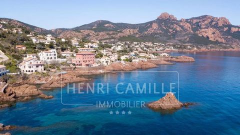 40 minutes from Cannes and the Croisette, unique property of 950m² with direct and private access to the sea. Facing the Mediterranean, it offers 2 living rooms, and 8 ensuite bedrooms, including the master bedroom on the terrace that takes up its ow...