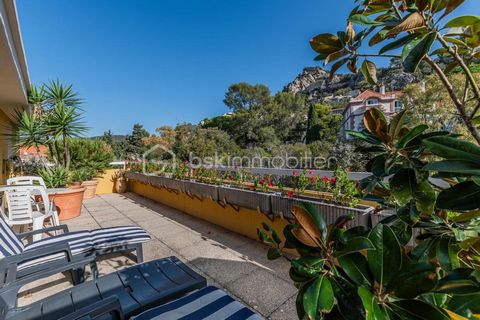 In HYERES, close to the city center and all its amenities, in a prestigious and sought-after residence, Duplex apartment on the 3rd and last floor with elevator and comprising: an entrance, an independent fitted and equipped kitchen, a bright living ...