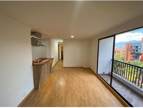 I sell REMODELED apartment in El Poblado near the Avenue, quiet place and very good access to Palmas. - Area 58.14 m² - A single tower. - 2 bedrooms - 2 bathrooms - Remodeled open kitchen. - Balcony with beautiful view. - Admon $524,000 per month. - ...