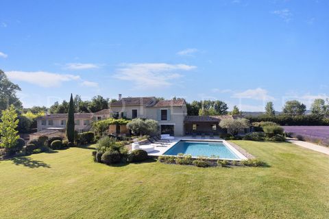 In the countryside close to Gordes, magnificent property located on nearly 5 hectares. You will fall under the spell as soon as you cross the gate: a large lavender field, an olive grove, truffle oaks lead to a large stone farmhouse of more than 530m...