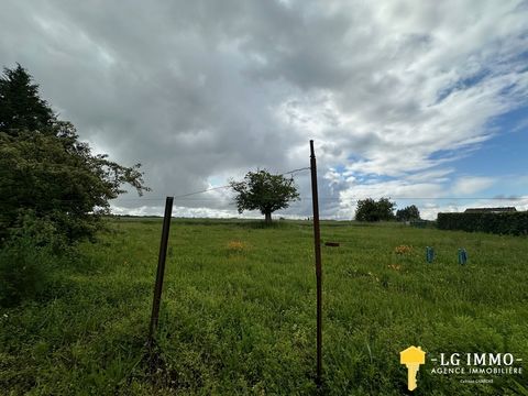 Ideal investor or lover of large property, house to renovate on a plot of 4,270 m2 buildable and divisible into lots. It is located in the town of THAIMS, 6 kms from COZES with all amenities, 19 kms from the beaches of MESCHERS and 26 kms from ROYAN....