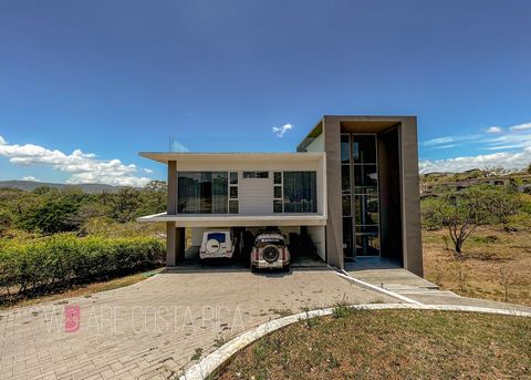 Casa moderna a estrenar, con 2 niveles principales, un sótano y una azotea especialmente diseñada para actividades sociales.  La casa tiene acabados de lujo, espacios amplios y muy buena luz natural. El primer nivel principal tiene un vestíbulo de en...