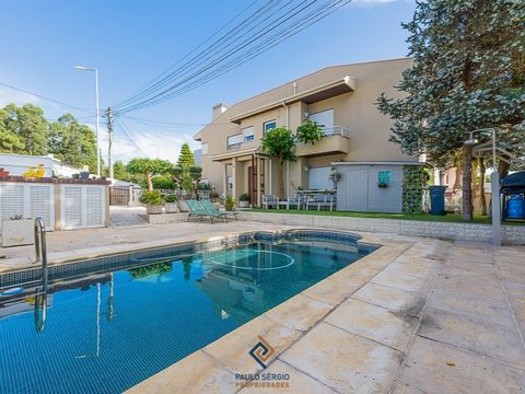 Bi-Family House with pool, typology T3, located in residential area of the parish of Silva Escura, with great access to the airport, city of Maia and Oporto. This excellent villa consists of entrance hall, fully equipped kitchen, living room with sto...