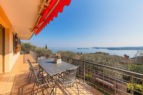 W Gardone Riviera, jednym z najbardziej znanych i urokliwych kurortów nad jeziorem Garda, znajduje się ta wspaniała pojedyncza willa z prywatnym parkiem i basenem z solarium. Rezydencja położona jest na pagórkowatym terenie i otoczona jest wspaniałym...