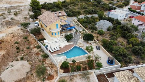 A beautiful house with a view of the sea in Brodarica. The house was built in the Mediterranean style, has an area of ​​375 m2, and is located on a plot of land of 1000 m2. It consists of basement, ground floor and 1st floor (gallery). The house has ...