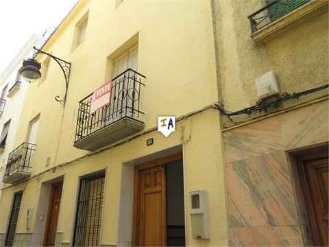 Dit herenhuis met 3 slaapkamers, gelegen in Alcaudete in de provincie Jaen in Andalusië, Spanje, is een solide, voordelige woning die wacht op zijn nieuwe eigenaren. Ga door de dubbele houten deuren uit een eenrichtingsstraat naar een typisch Andalus...