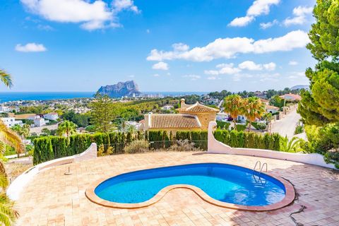 Prachtige mediterrane villa met spectaculair panoramisch uitzicht op zee en de Peñón de Ifach. Op een perceel van 1.300 m2 is dit huis gebouwd op 2 verdiepingen, verdeeld over 2 onafhankelijke woningen: De bovenverdieping is bestemd voor de hoofdwoni...