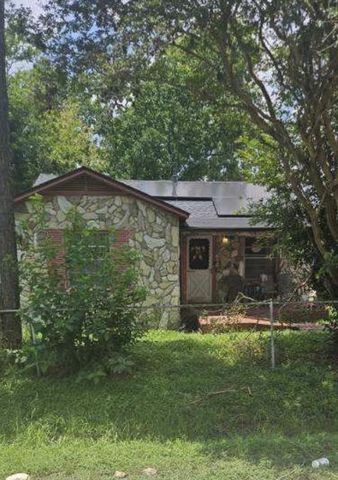 LOCATION!!!LOCATION!!!LOCATION!!! This charming one story home is great for someone looking for a fixer upper to live in or an investment property to rent. This home is not far from the medical center, downtown, NRG stadium and the Galleria. Take a m...