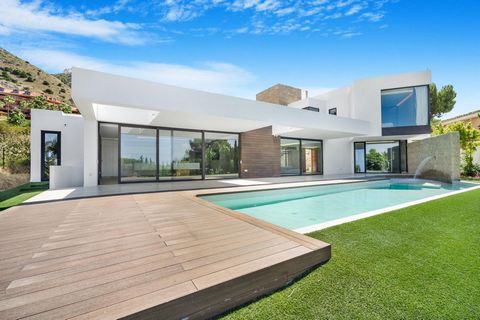 -Luxury detached villa located in one of the most consolidated areas of Capellania. Just five minutes from the beach, you'll enjoy the convenience of living near the sea. The panoramic sea and mountain views are simply breathtaking, you will feel in ...