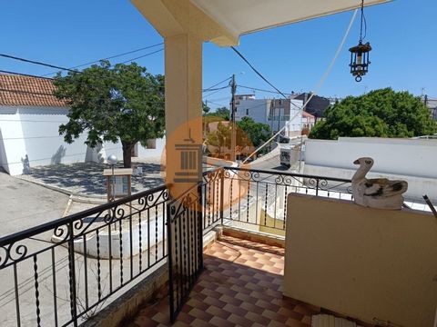 Edificio di tre piani, diversi locali e varie possibilità d'uso, tra cui abitazione, ristorante, bar, commercio o servizi. Posizione eccellente, nel centro di São Bartolomeu do Sul e vicino alla stazione di Castro Marim. Possibilità di progetto turis...