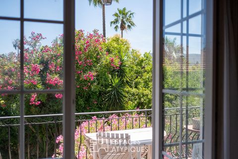 Located in one of the most sought-after areas of Hyères, this architect's house steeped in history offers a unique living environment. Bathed in light, this family home offers very pleasant volumes and spaces. It is from the south-facing living / din...