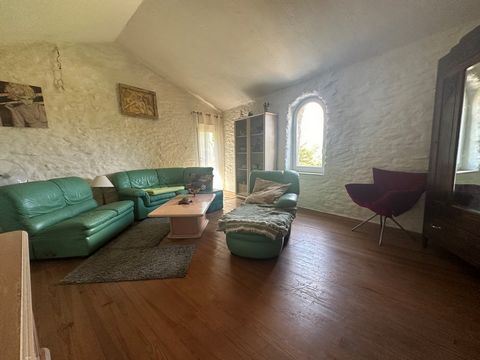 Het agentschap Home For Life Immobilier biedt dit kleine dorpshuis bestaande uit 3 slaapkamers te koop aan in de stad Aigues-Vives. Een goede keuze voor een gezin dat op zoek is naar rust en charme.   De inrichting van de woning bestaat uit: Een voll...