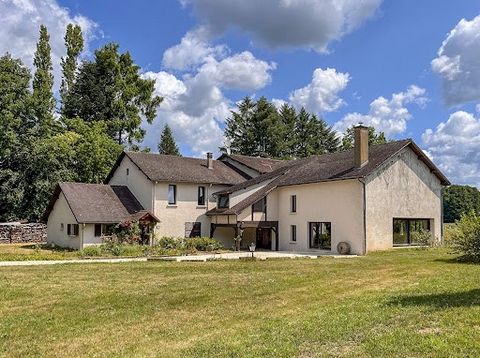 ANCIEN MOULIN 17ème à CORBENAY Dans la campagne de CORBENAY, à 15min de LUXEUIL-LES-BAINS, et 1h de la frontière Suisse, cet ancien moulin de 568m² habitables, vous attend en bord de rivière première catégorie. Rénové avec les matériaux les plus nobl...