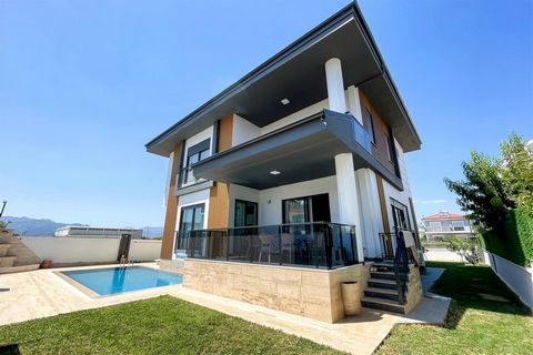 Nueva villa de lujo 5+1 en venta en Turquía, Antalya, Yeşilbayır, Döşemealtı   Descripción general de la propiedad: Descubra un lujo sin igual con esta impresionante villa 5+1 a estrenar, perfectamente situada en el sereno barrio de Yeşilbayır, Döşem...