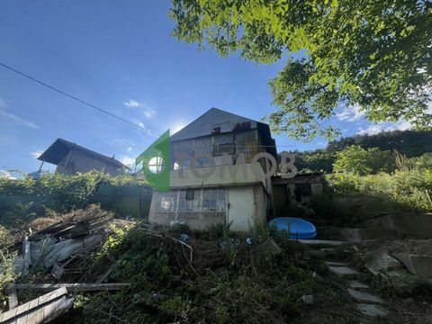 ID offerta: HZ4105 Imoti Tomov offre alla vostra attenzione una villa a due piani situata nella zona della villa sulla strada per il villaggio di Lozevo nella zona di Chashka. La villa ha una superficie edificata di 54 mq, situata in un cortile con u...