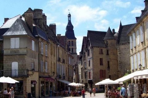 Tussen de bossen van de Dordogne-vallei ligt het comfortabele vakantiedomein Souillac Golf & Country Club. Het uitgestrekte domein is mooi rond de golfbaan (18 holes) gelegen en bestaat uit acht wijkjes met zes tot achttien luxe chalets. Elke wijk he...