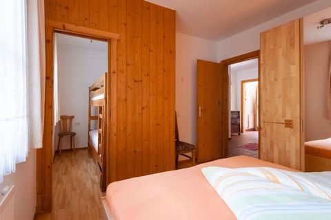 Dit leuke appartement in het Oostenrijkse Mayrhofen is voorzien van een terras en een aantrekkelijk gemeubileerde tuin. Met 2 slaapkamers en plaats voor 5 personen is het ideaal voor gezinnen. Mayrhofen ligt 69 km ten oosten van Innsbruck. Het huis l...