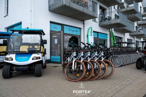 Bij binnenkomst in de twee-onder-een-kapwoning bevindt u zich in de lichte woon-/eetkamer, die dankzij de panoramaramen van vloer tot plafond een adembenemend uitzicht biedt op de jachthaven en de Schlei. Vanaf hier heeft u toegang tot de ruime terra...