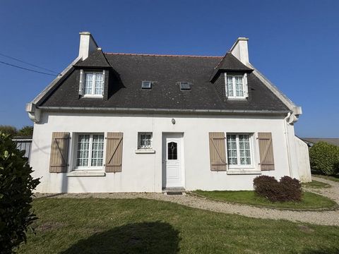 Charmant huis gelegen in de populaire wijk Plounéour-Brignogan-Plages, Gebouwd in 1980, is deze woning perfect voor een gezin, deze goed onderhouden woning biedt u alle nodige comfort. Op de begane grond, een inkomhal met een gang die de ruimte verde...