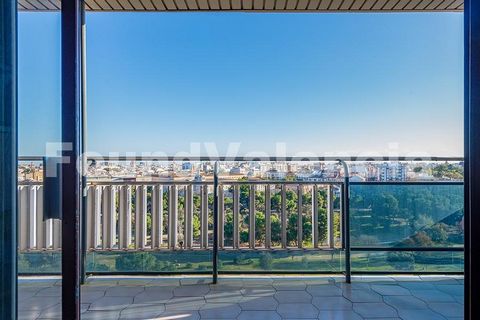 Gelegen op de bovenste verdieping van een gebouw met twee liften, biedt dit 160 m² grote appartement (130 m² bruikbaar) een van de mooiste panoramische uitzichten over Valencia. Vanaf het ruime balkon geniet u van adembenemende zonsopgangen en zonson...