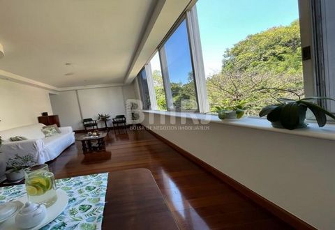 Imagine desfrutar de suas refeições com a família nesta ampla sala de 30m² apreciando o verde através de um janelão de quase 10m de extensão que integra a natureza com o ambiente de estar neste bem cuidado apartamento de planta original, com 120m² mu...