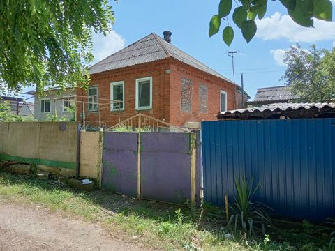 Арт. 46765691 Продаётся дом в городе Апшеронске, на односторонней улице, очень тихое место, напротив лес и поле, в то же время близко остановка и магазины. В доме 4 комнаты, отдельно пристроена летняя кухня из кирпича. В доме частичный косметический ...