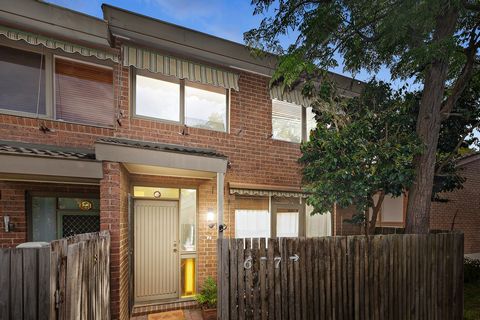 Undangömd i en lugn miljö, erbjuder denna eleganta tvåvåningsenhet den perfekta blandningen av avskildhet, lågt underhåll och bekvämlighet. Perfekt för unga familjer eller downsizers, det är bara en kort promenad från affärer, restauranger, spårvagna...