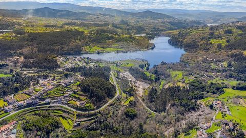 Moradia/Quinta localizada em Penafiel. Moradia com 180m2 , com 2 pisos, com estado de conservação que carece de obras de reabilitação e está inserida num terreno com 21.980 m2.  Considerando a totalidade da propriedade, e reabilitando a moradia, a me...