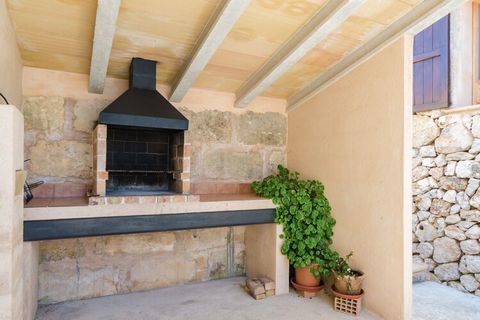Los exteriores son maravillosos. Junto a una preciosa piscina de cloro, -de 8 x 4 m y con una profundidad de 0.2 a 1.7 m-, les acoge un porche muy bien amueblado para disfrutar de unos días cálidos tomando una copa de vino. También disponen de tumbon...