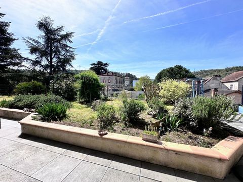 Superbe appartement de 175 m2 avec terrasse , jardin , garage de 80 m2 en centre ville de Cahors