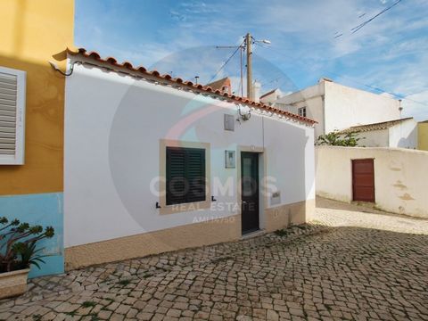 Situada nas ruas estreitas e pitorescas de Vila do Bispo, esta propriedade de esquina oferece uma fantástica oportunidade para criar uma casa ou investimento personalizado. Com uma área gerenciável e imenso potencial, esta casa é perfeita para quem p...