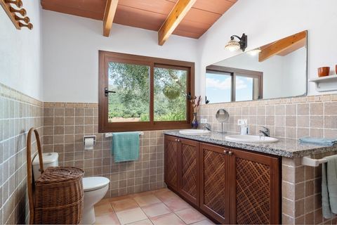 En los exteriores de esta bonita casa de campo podrán disfrutar del buen tiempo de la isla en los diferentes rincones que ofrece. Para empezar, podrán refrescarse en la bonita piscina privada que es de cloro y mide 11.5 x 5 metros, mientras que la pr...