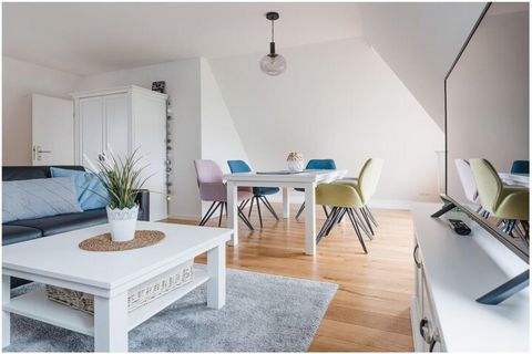 Unmittelbar am Deich zum Nordstrand befindet sich die frisch renovierte Ferienwohnung im 1. OG eines denkmalgeschützten Torbogenhauses mit Charakter.