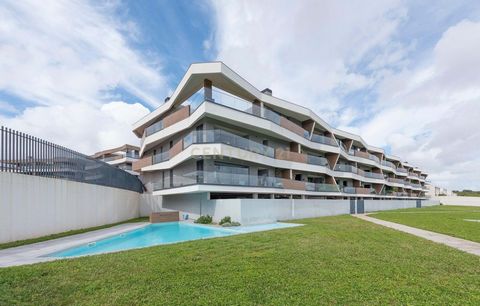 Com construção de 2021, este apartamento conta com um design contemporâneo, com acabamentos e materiais de alta qualidade. Os espaços são funcionais, as janelas grandes e o espaço exterior único, com um terraço na área social e uma varanda na área pr...