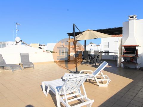 Acogedor apartamento de 2 dormitorios, segundo y último piso, en buen estado. Consta de hall de entrada, cocina equipada, dos dormitorios, uno de ellos con armario empotrado y salida a balcón, baño con bañera, salón-comedor y una espectacular terraza...