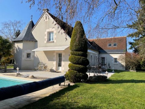 Rare Une Villa de 300 m2 avec sa piscine , une charmante maisonnette pour les amis, un garage accueillant 6 véhicules.....Tout y est !!!