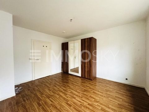 Diese lichtdurchflutete 2-Zimmer-Wohnung inkl. Balkon, ist ein echtes Unikat, welches Sie überzeugen wird - ruhig gelegen in einer Nebenstraße und trotzdem nur ca. 500 m von der Frankfurter-Zeil entfernt! Die Wohnung mit einer Wohnfläche von ca. 56 m...