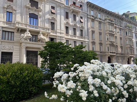 Recently renovated representative apartment in the building of ‘900, which retains the typical charm of an epoch house, located in the heart of Milan. Prestigious apartment characterized for the luminosity and glamour. Located on an upper floor with ...